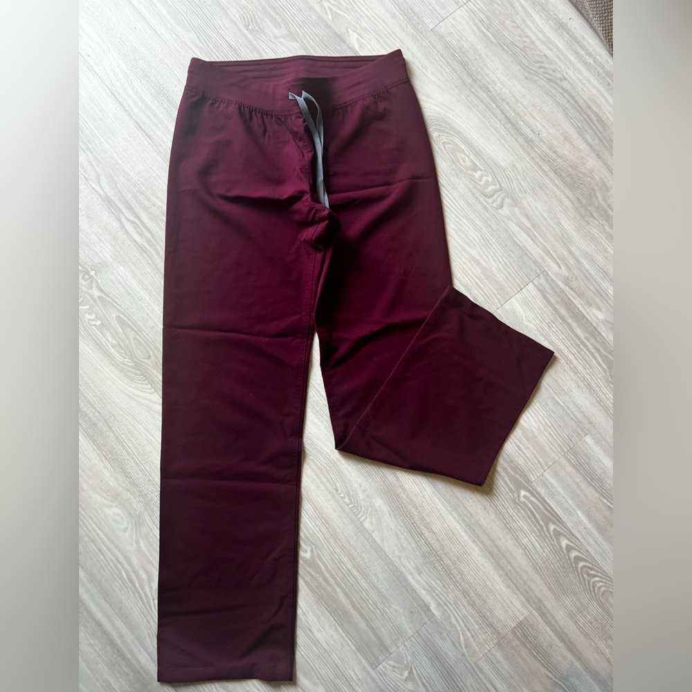 Women’s livingston basic Figs scrub pants small maroon